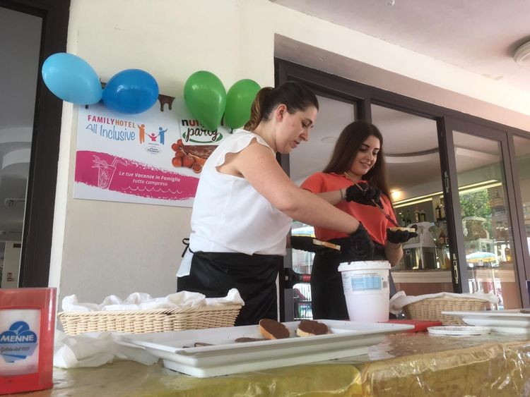 A Luglio e ad Agosto, Bimbo Gratis