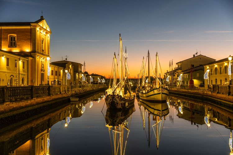 Be moved by the floating nativity and the lights along the Canal Harbour
