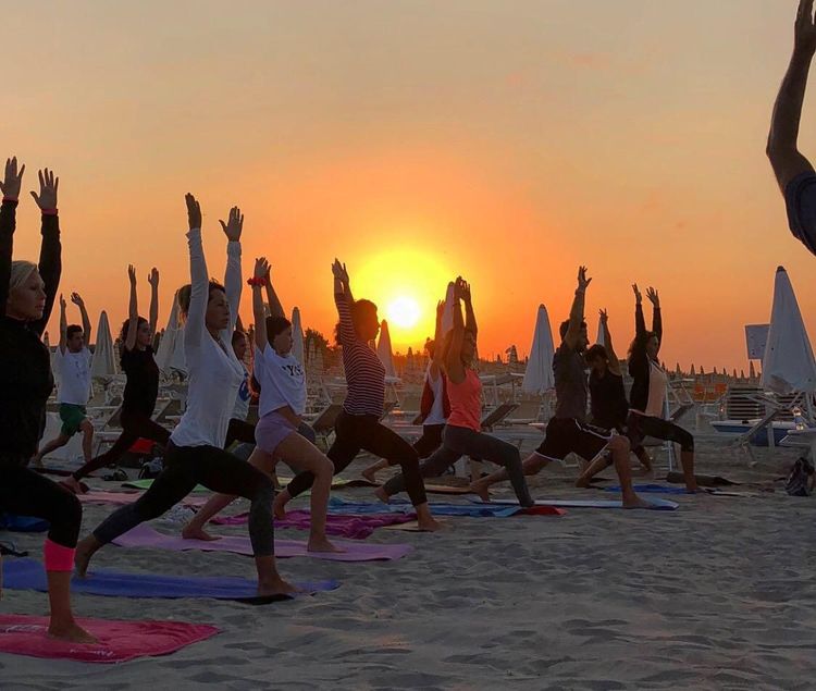 YOGA AL TRAMONTO - TRA MARE E RESPIRO