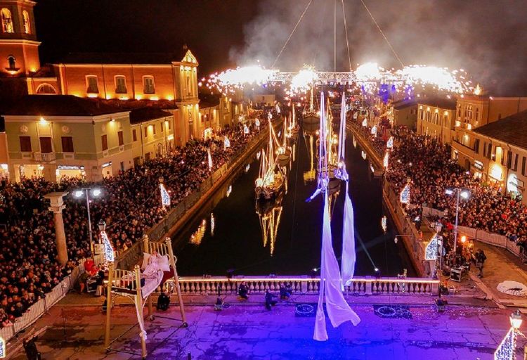 A CESENATICO SI ACCENDE IL PRESEPE CON UN GRANDE SPETTACOLO DI LUCI, MUSICA E ACROBAZIE