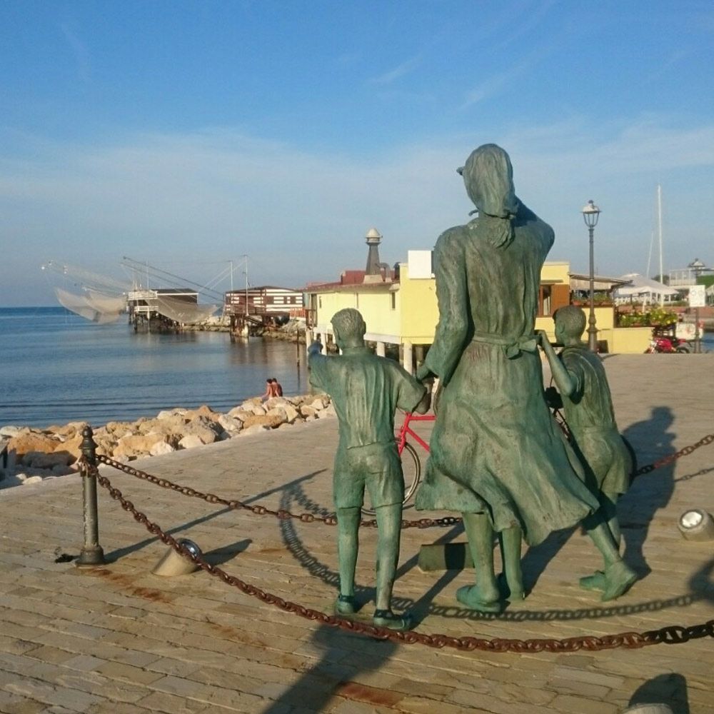 Piazza Spose dei Marinai and fishing huts on the pier